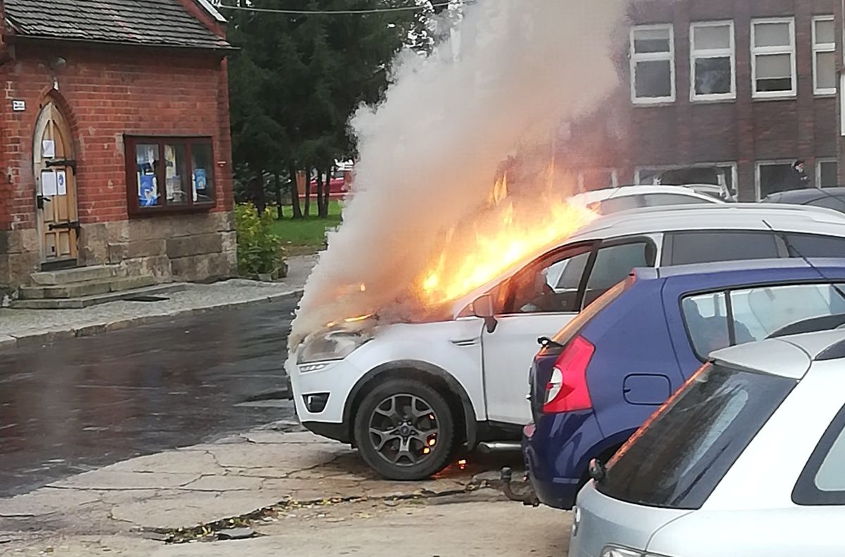 Płonie samochód w centrum miasta [ZDJĘCIA]