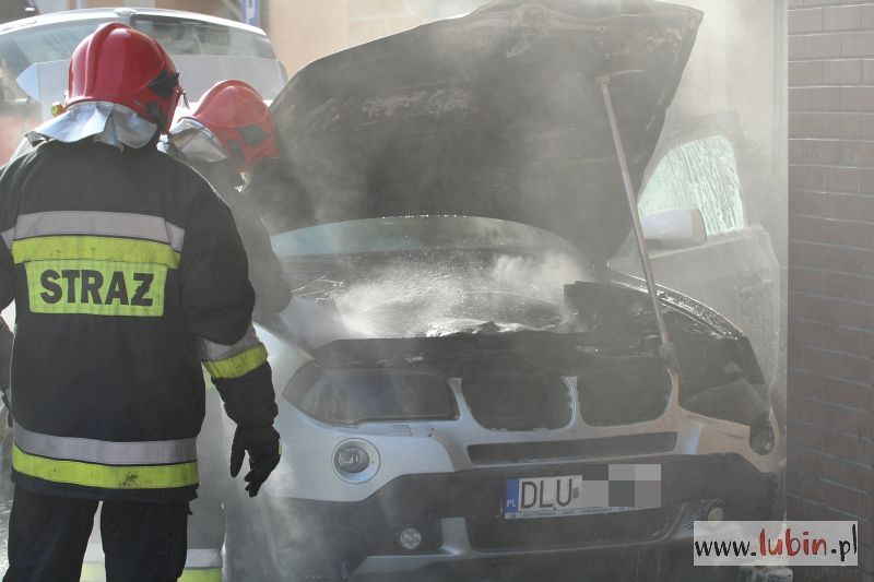 W centrum miasta płonęło BMW