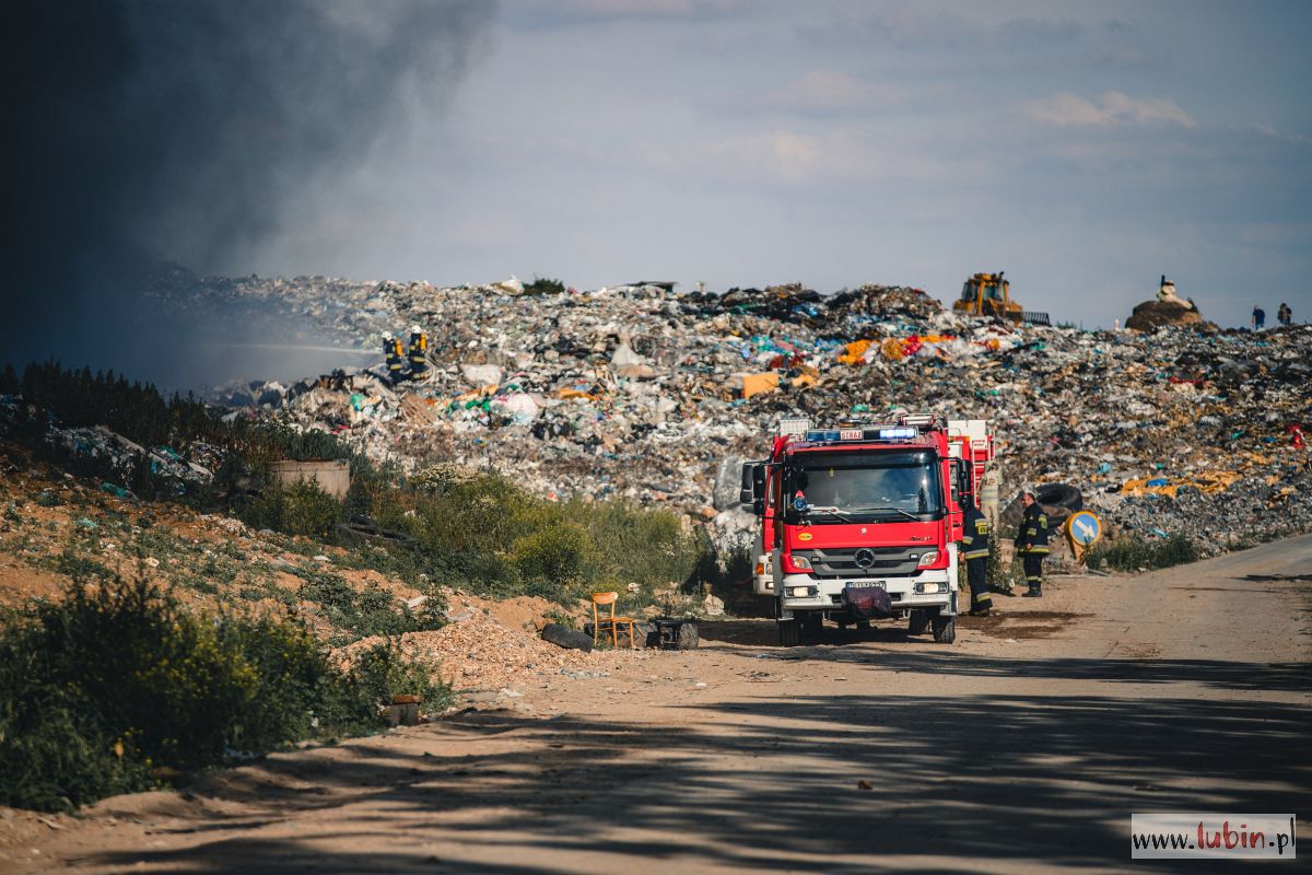 Strażacy opanowali ogień. Przyczyny pożaru nieznane (FOTO i WIDEO)