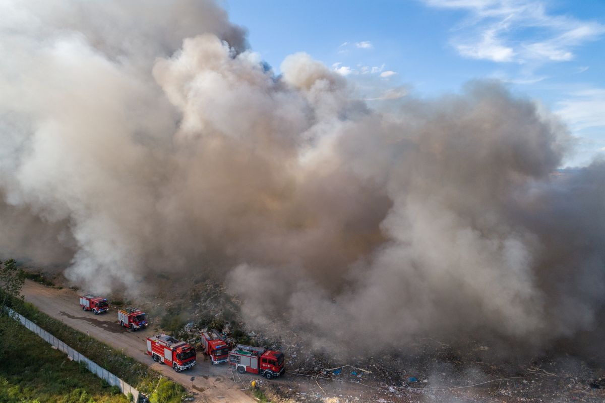 Policja bada przyczyny pożaru na składowisku w Lubinie