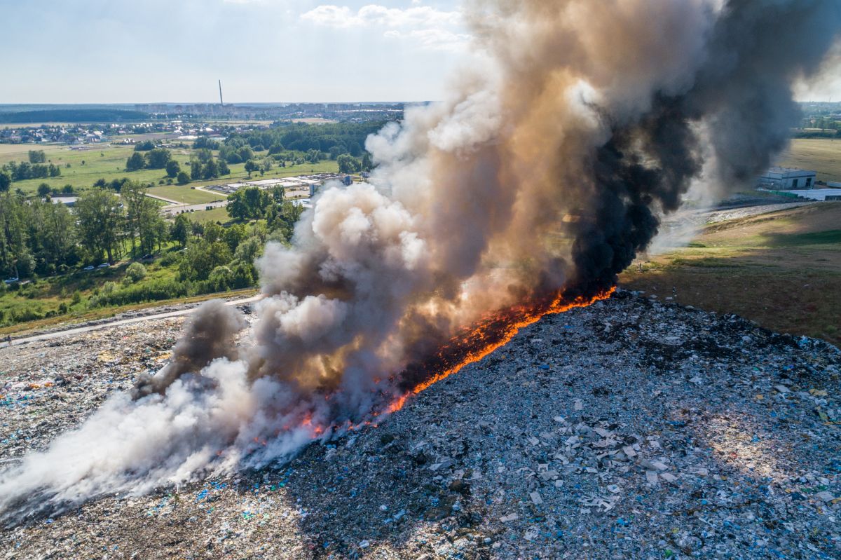 Pali się składowisko w Lubinie (FOTO)