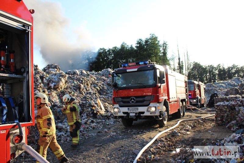 Czarny dym nad miastem, znowu pali się wysypisko