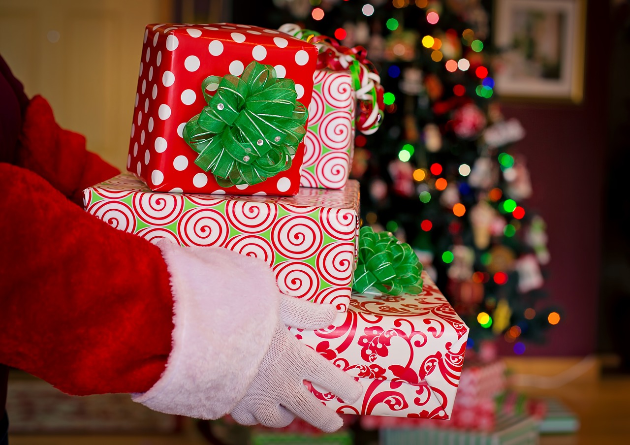 Mikołaj, Aniołek a może Dzieciątko. Kto przynosi prezenty?