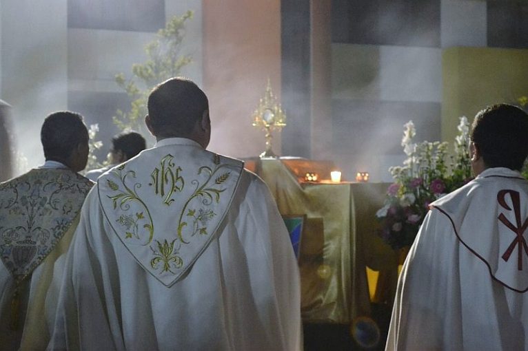 priest-873855_1280