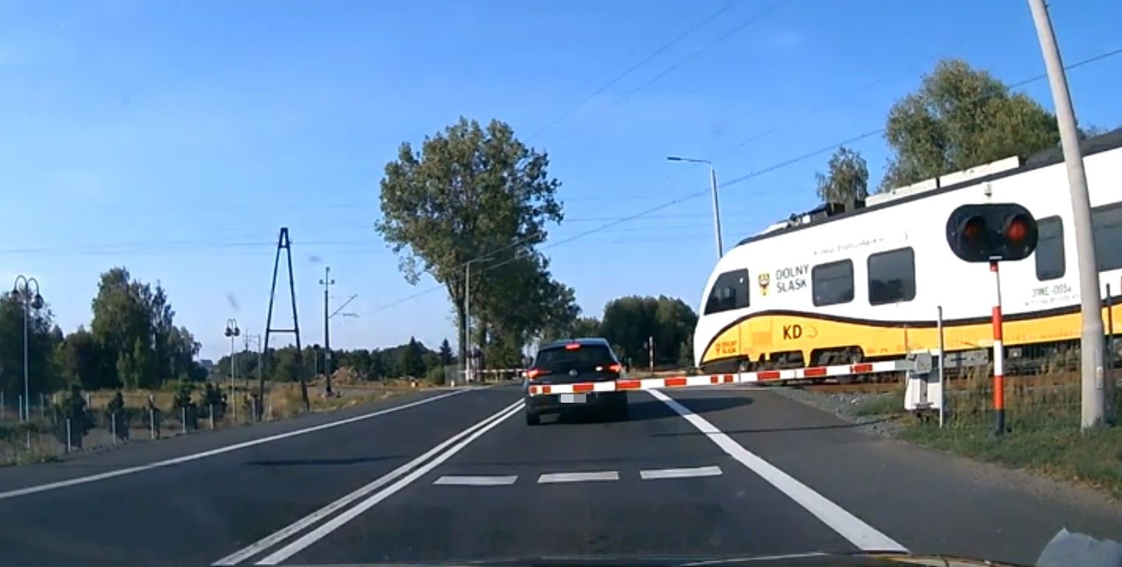 Kierowcy stwarzają zagrożenia na przejeździe przy Legnickiej