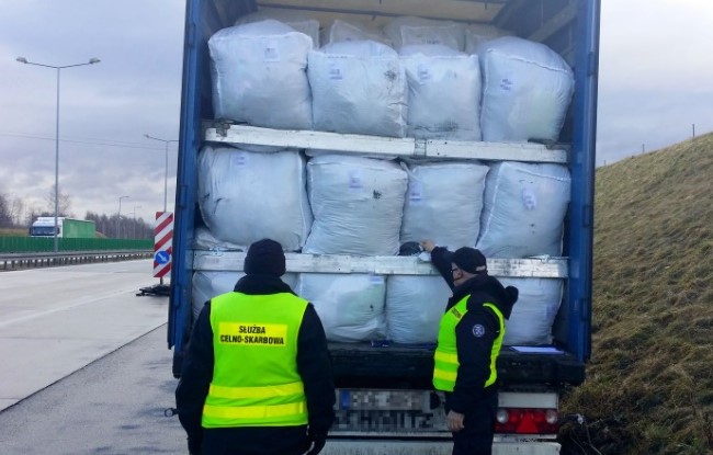 Nielegalny transport 20 ton używanej odzieży na A4﻿
