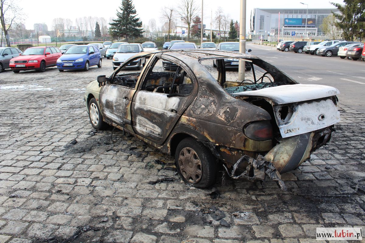 Na Odrodzenia spaliło się auto