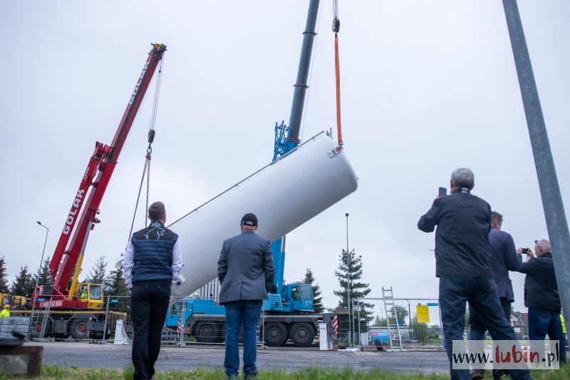 Dwa dźwigi i ogromny zbiornik na gaz