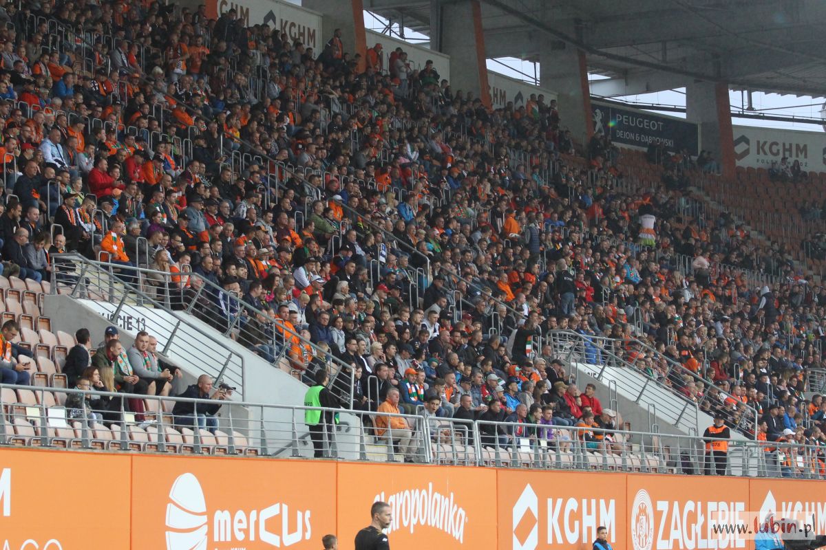 Zakaz stadionowy i grzywna – kibice ukarani za alkohol na stadionie