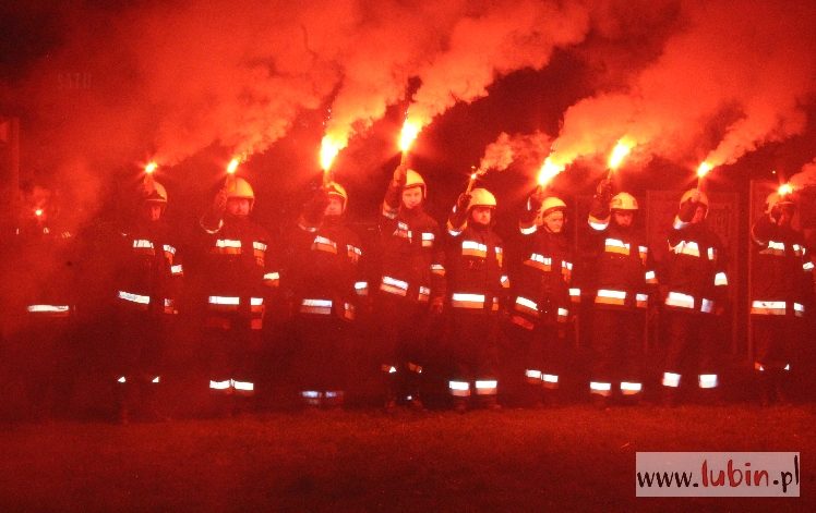 Kwiaty i ogień w smutną rocznicę