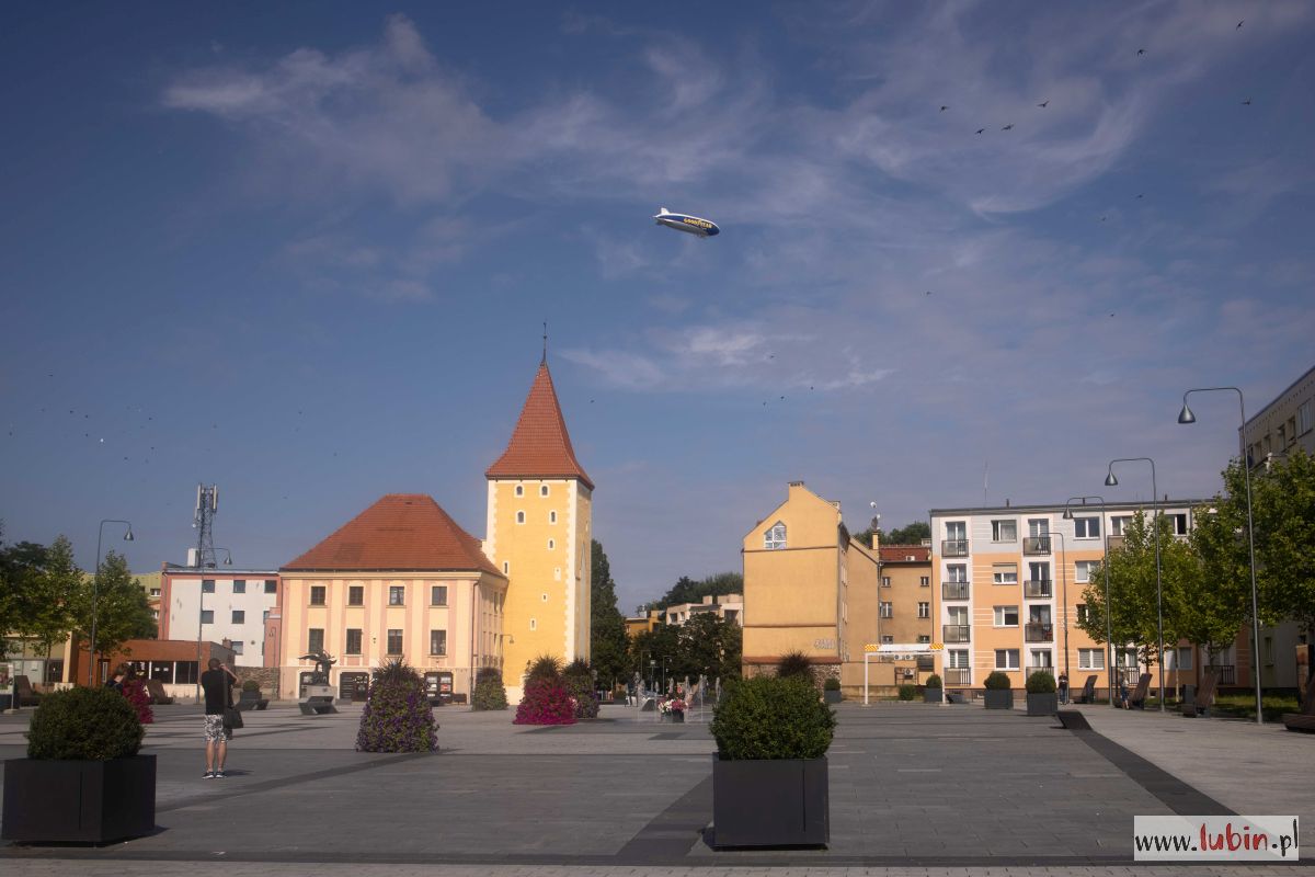 Blimp przeleciał nad Lubinem. Mieszkańcy złapali za aparaty