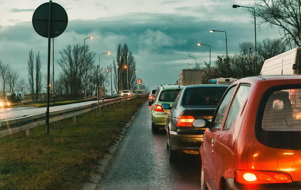 Agresor na S3. Wyzywał, groził i walił w szybę auta