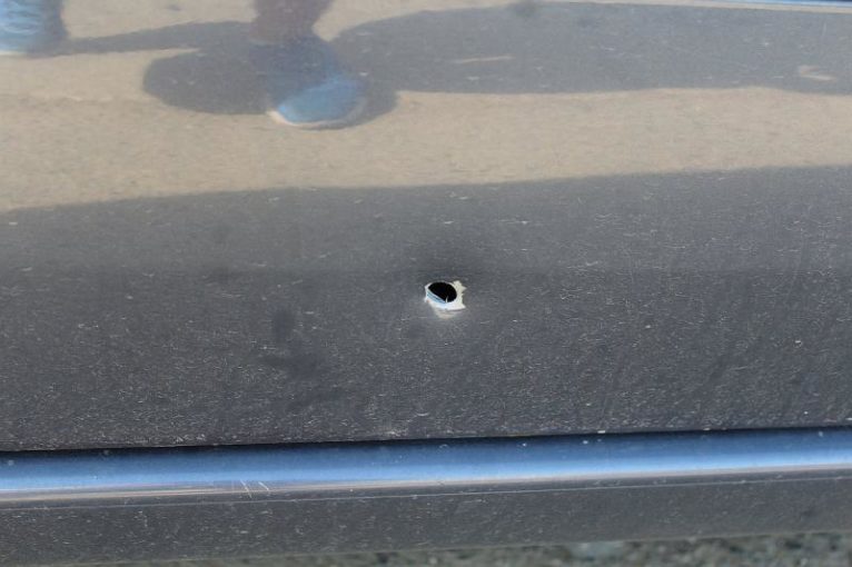 Dziura po kuli w jednym z samochodów