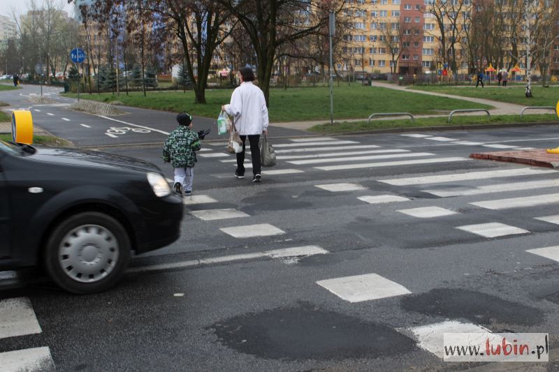 Przenoszą szkołę, zbudują światła