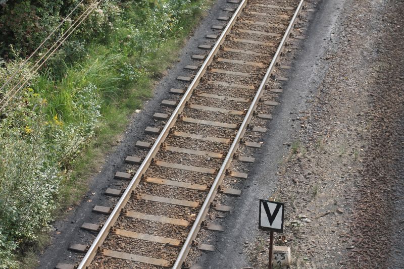 Leżał na torach, czekając na pociąg