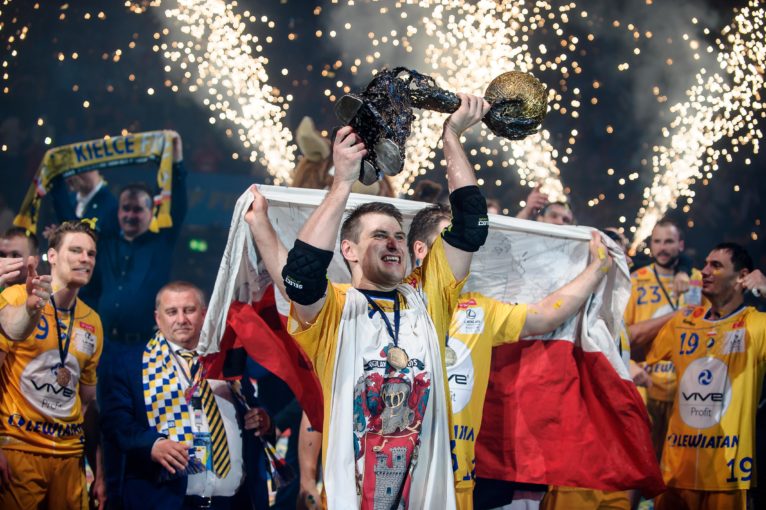 2016.05.29 Kolonia Pilka reczna Mezczyzn VELUX EHF FINAL4 Liga Mistrzow Final sezon 2015/2016 KS Vive Tauron Kielce - MVM Veszprem N/Z radosc po wygranej Vive zdobywa puchar Ligi Mistrzow feta radosc puchar Foto Pawel Andrachiewicz / Foto Andrus