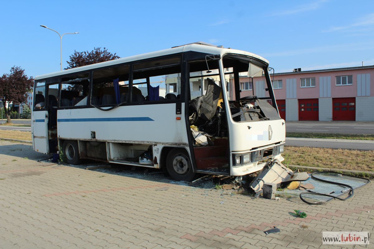 Porzucone auta i wraki zajmują miejsca parkingowe. Jak miasto sobie z nimi radzi?