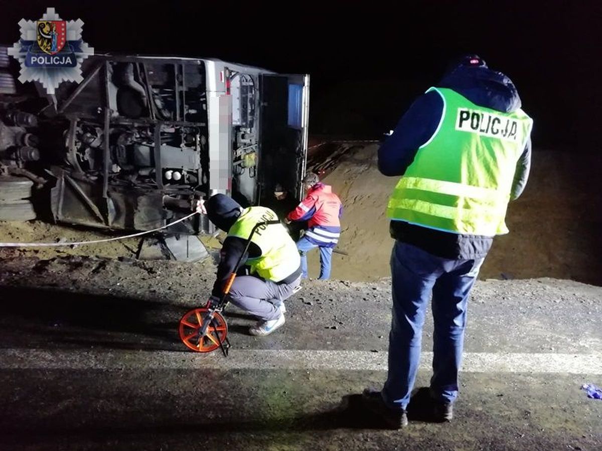 Autobus przewrócił się za Polkowicami. Jedna osoba zginęła, 24 zostały ranne