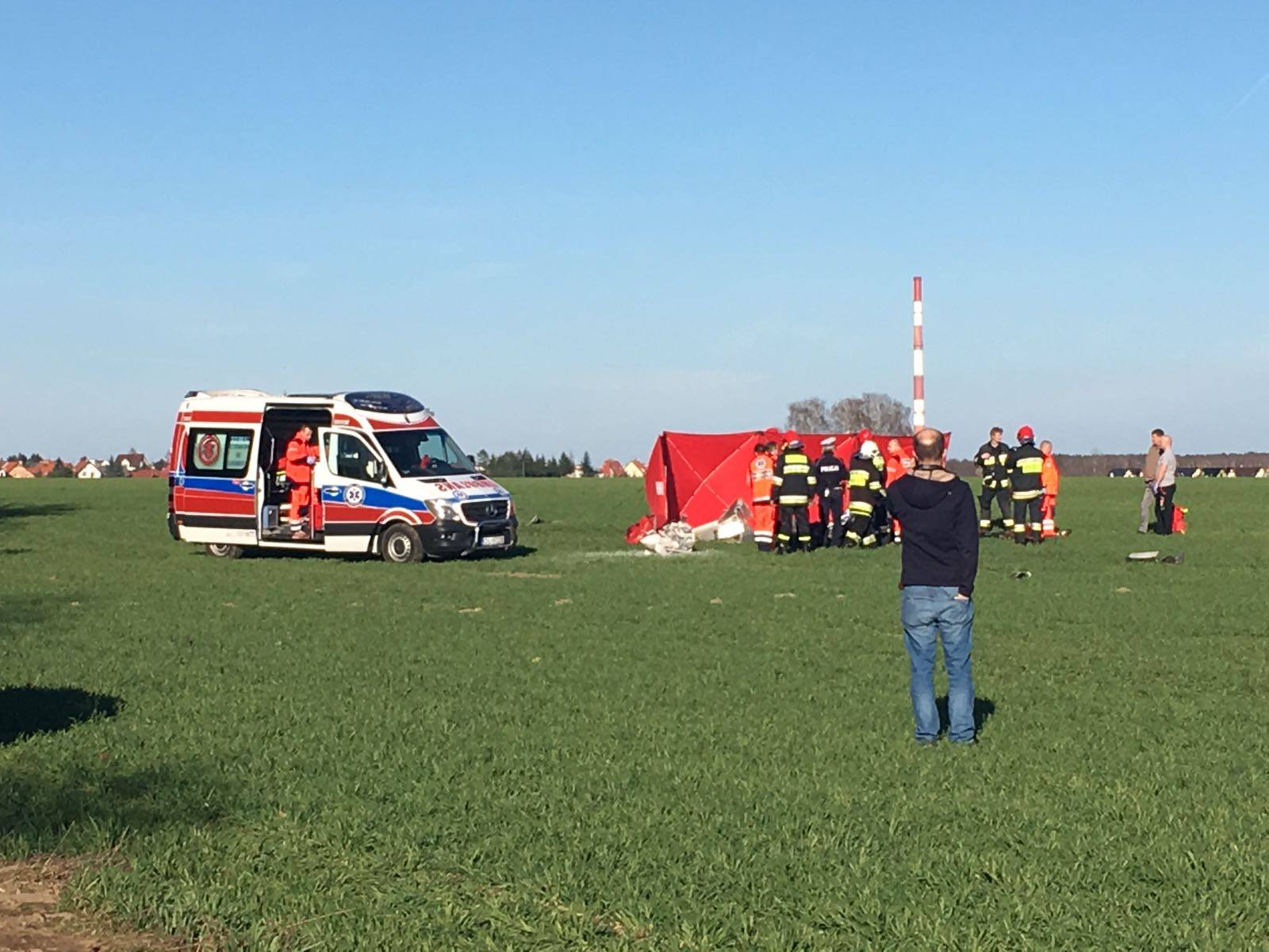 Nie żyją dwie osoby. Pod Lubinem spadł wiatrakowiec