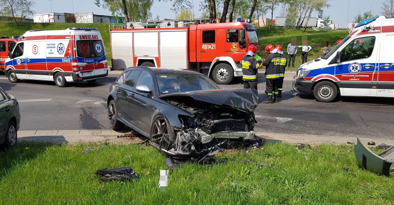 Zderzenie dwóch aut, trzy osoby w szpitalu