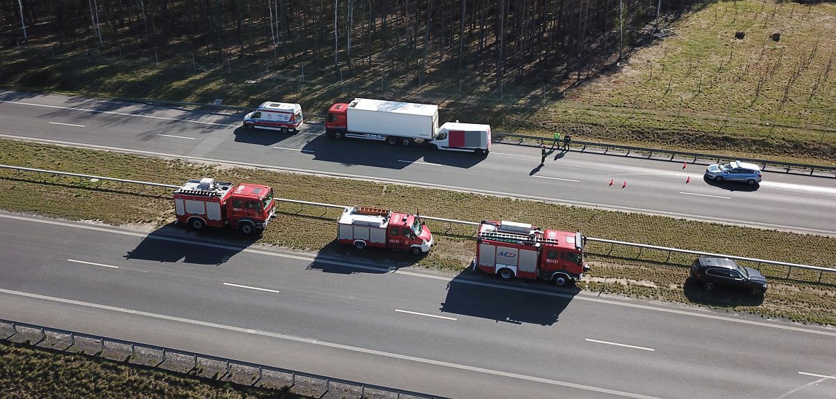 Bus uderzył w naczepę ciężarówki