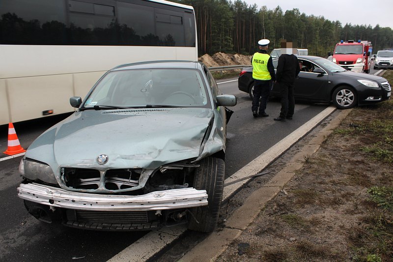 Stracił panowanie nad autem, wjechał w barierki