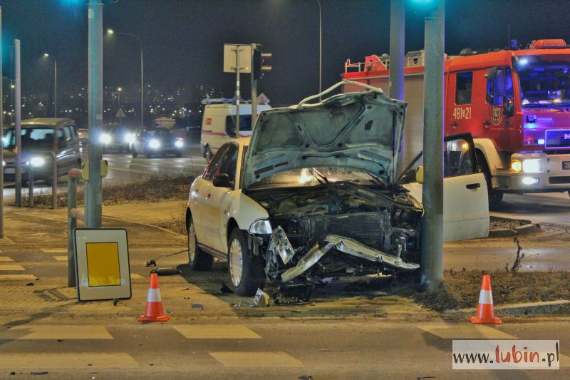 Najpierw uderzył w auto, a kilometr dalej w sygnalizację