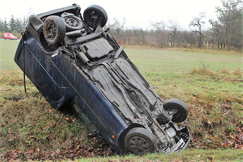 Auto wylądowało na dachu. Jest ślisko!