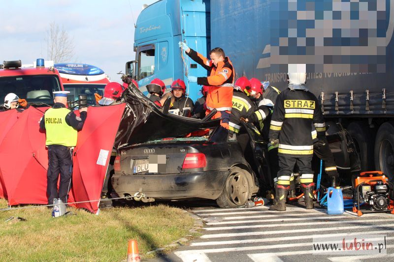 Audi wbiło się pod TIR-a. Kierowca w ciężkim stanie