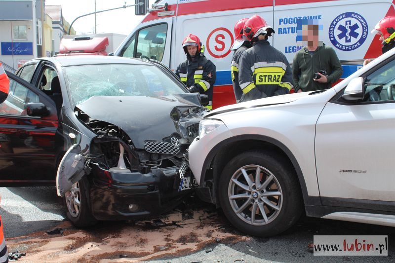 Zderzyli się czołowo, jedna osoba w szpitalu