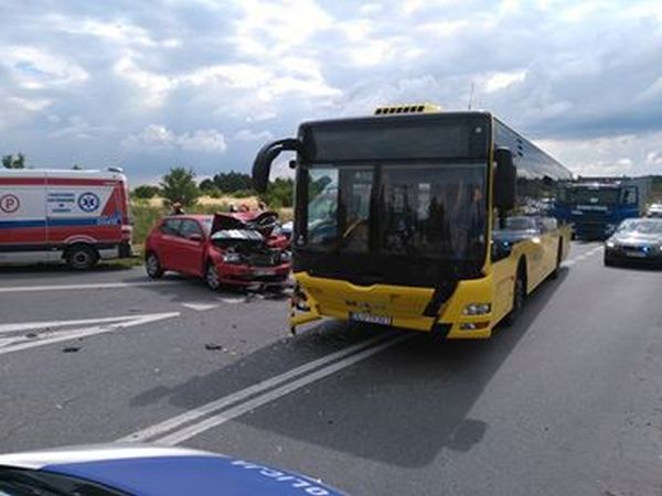 Osobówka zderzyła się z autobusem