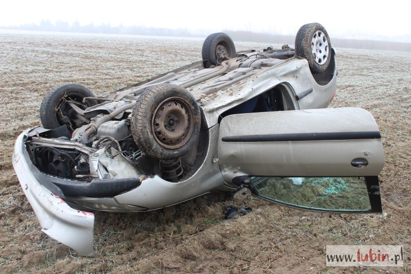 Dachował i wylądował w polu