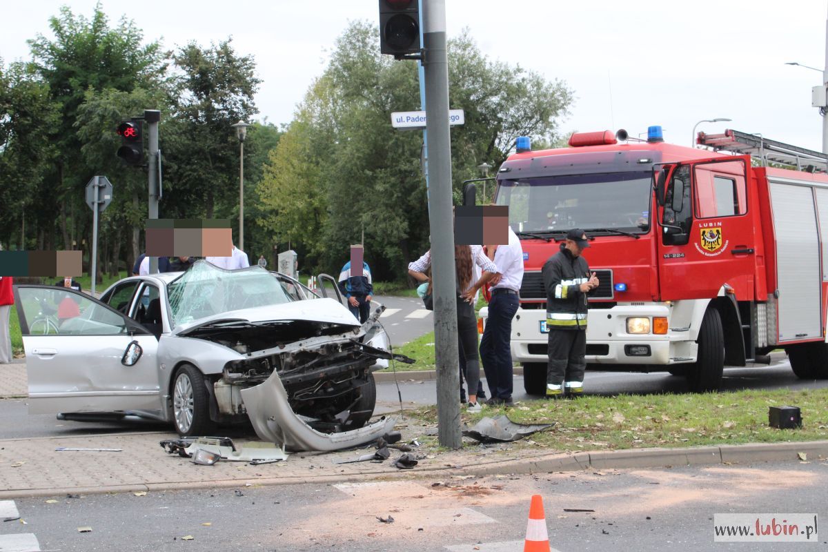 Staranował znak i uderzył w słup. Jedna osoba w szpitalu