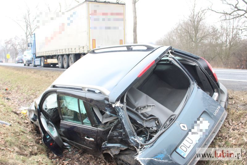 Ciężarówka uderzyła w auto osobowe