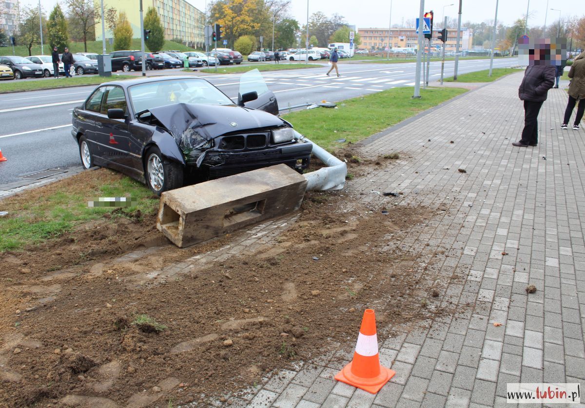 BMW wjechało w lampę