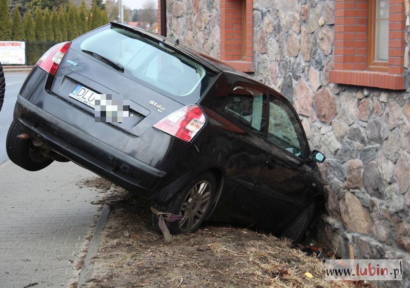 Wjechał w budynek