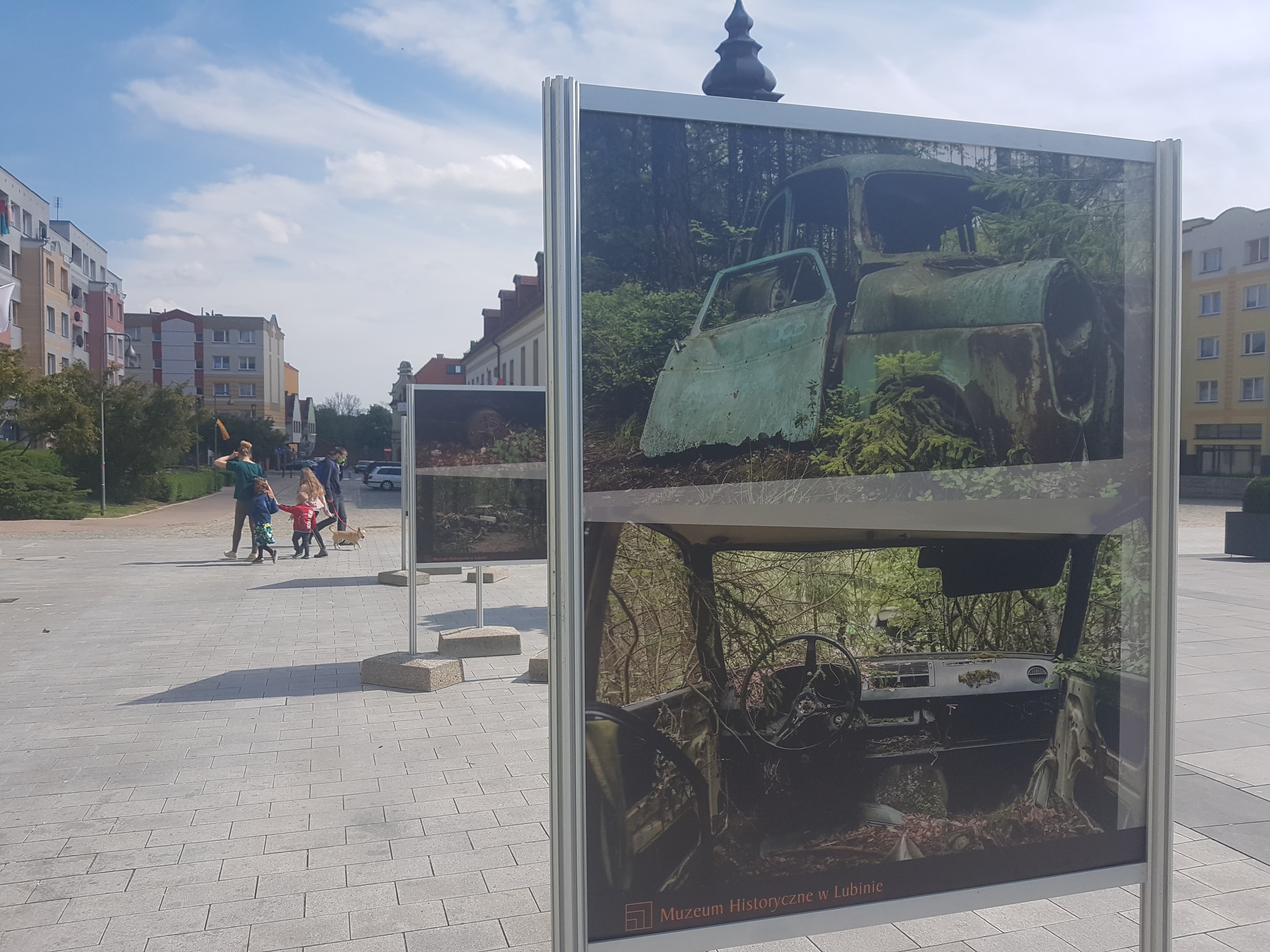 Cmentarzysko samochodów – nowa wystawa plenerowa na rynku