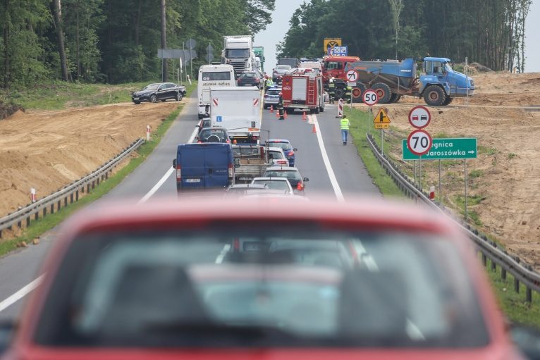 zDERZENIE BUSA Z WYWROTKĄ (2)