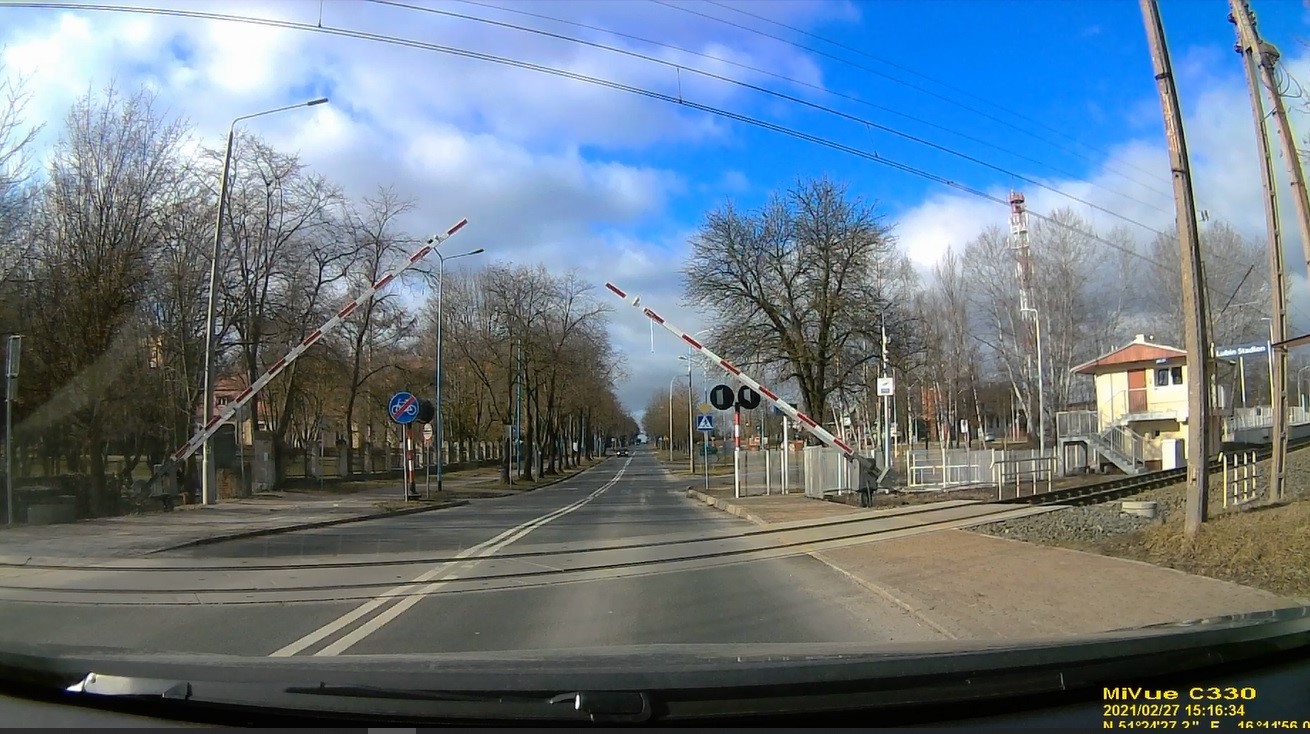 Auto uwięzione na przejeździe kolejowym