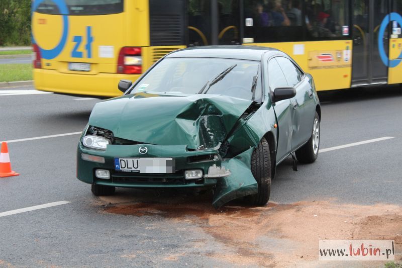 Mazdą w uliczną latarnię