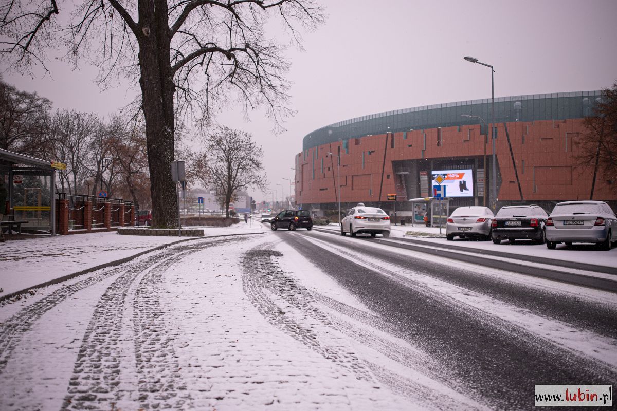 Drogi są bardzo śliskie, radzimy uważać