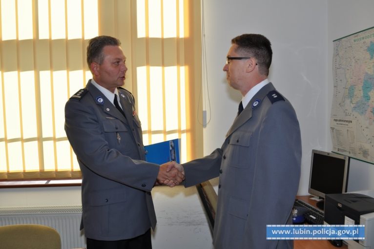 Od lewej: komendant lubińskiej policji Tomasz Gołaski oraz podkomisarz Andrzej Dębski