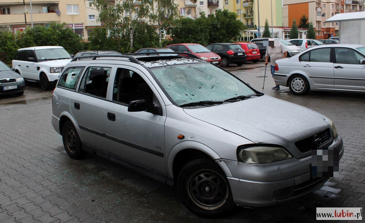 Ktoś zdemolował kilka samochodów na parkingu przy Jana Pawła II