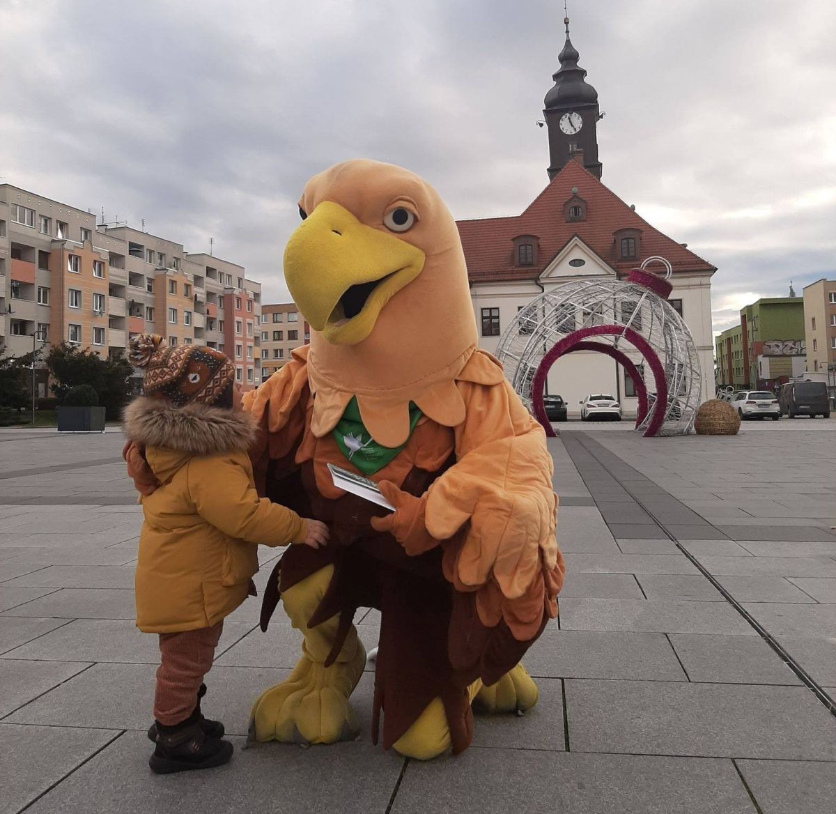 Pan Bielik rozdaje w mieście prezenty