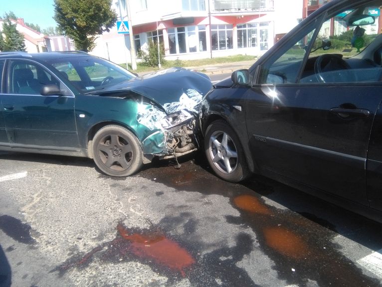 Kolizja na Ścinawskiej, jedna osoba w szpitalu