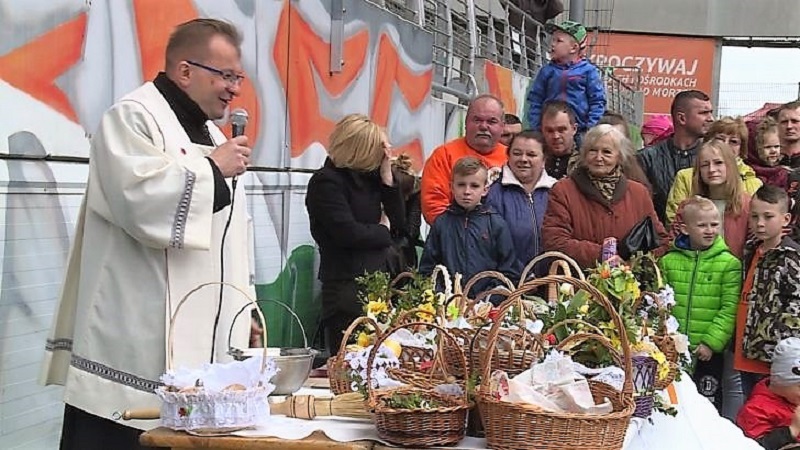 Z koszyczkami na stadion